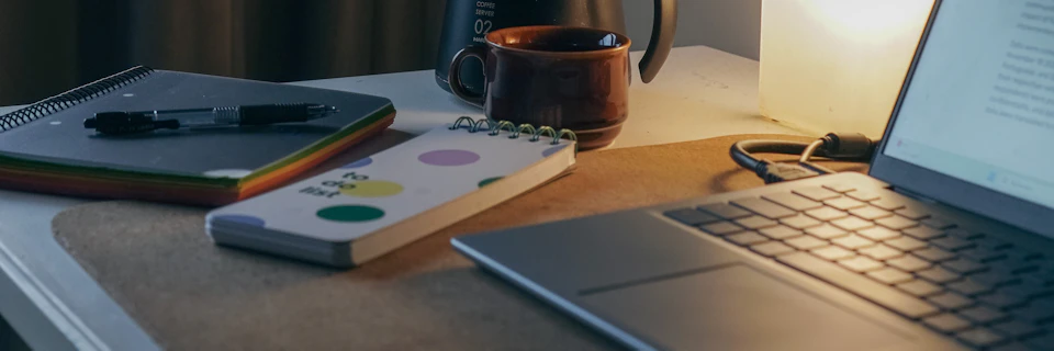 Notebook a káva na pracovnom stole